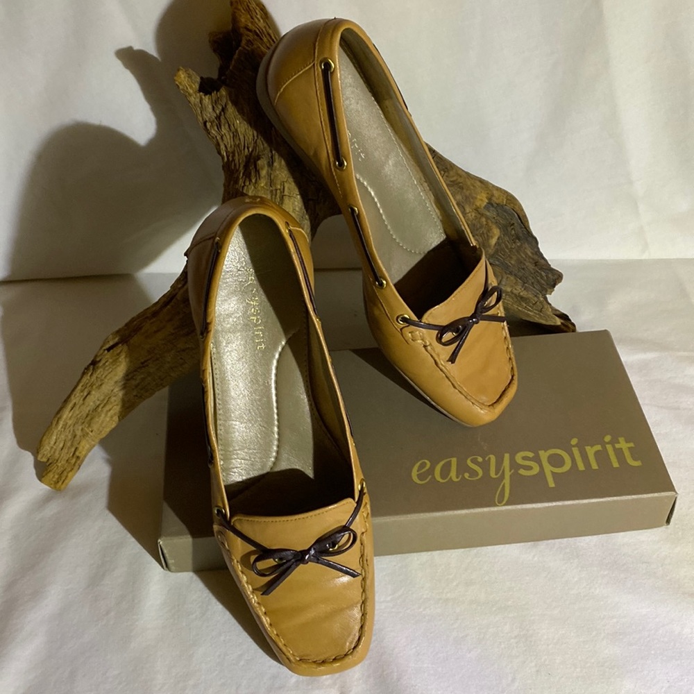 Easy Spirit tan & brown loafers. Size 7.5M